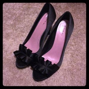 Tahari Pumps